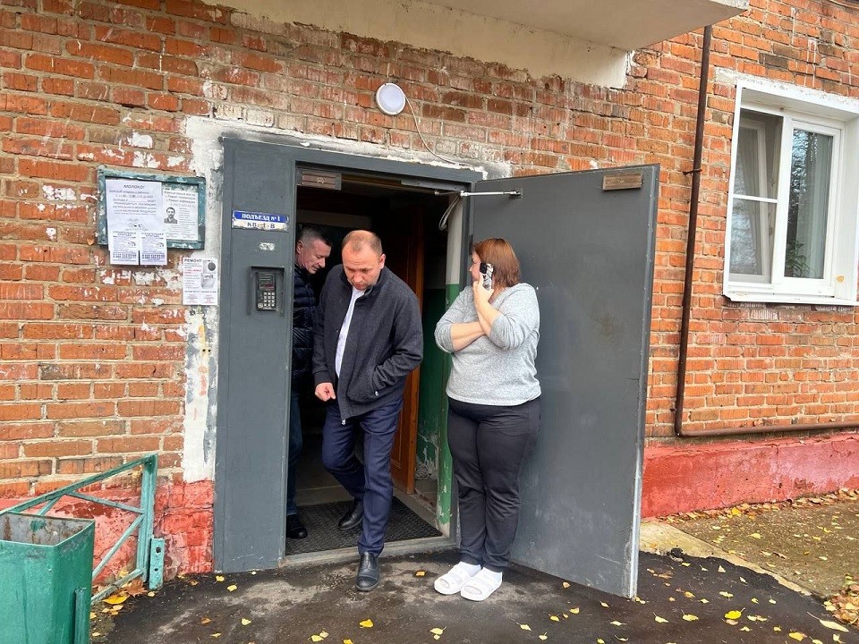 Чеховский чиновник поручил отрегулировать доводчики на подъездах в Новом Быту