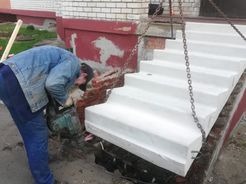 В доме на Полянской установили новые бетонные лестницы у подъездов