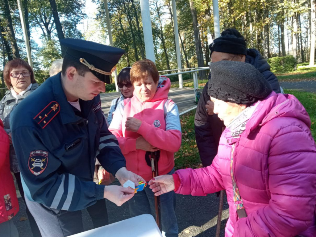 Пенсионерам из Наро-Фоминска напомнили ПДД и подарили «светлячки»
