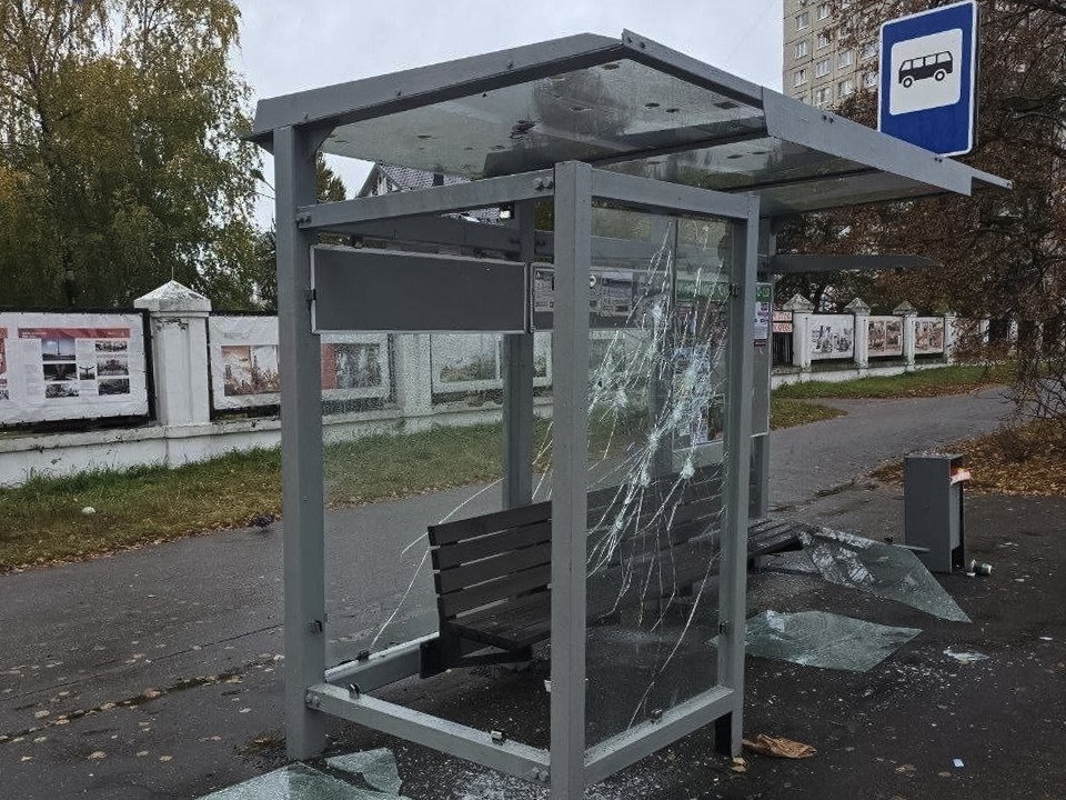 Житель Жуковского повредил остановочный павильон на улице Гагарина