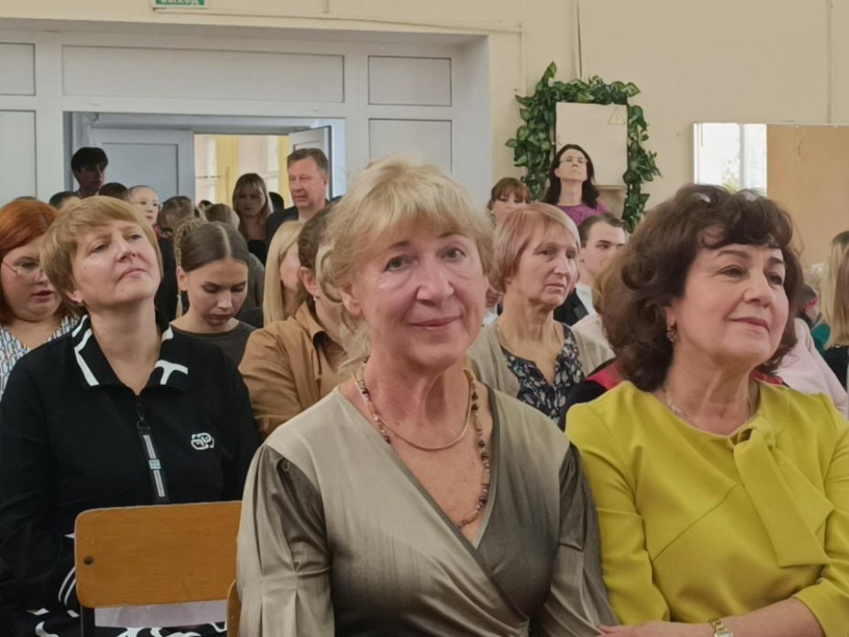 Юбилейный концерт в честь 40-летия школы №8 собрал выпускников и педагогов