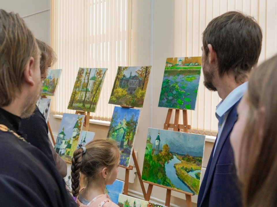 В галерее Клина открылась выставка картин о городе от 22 художников