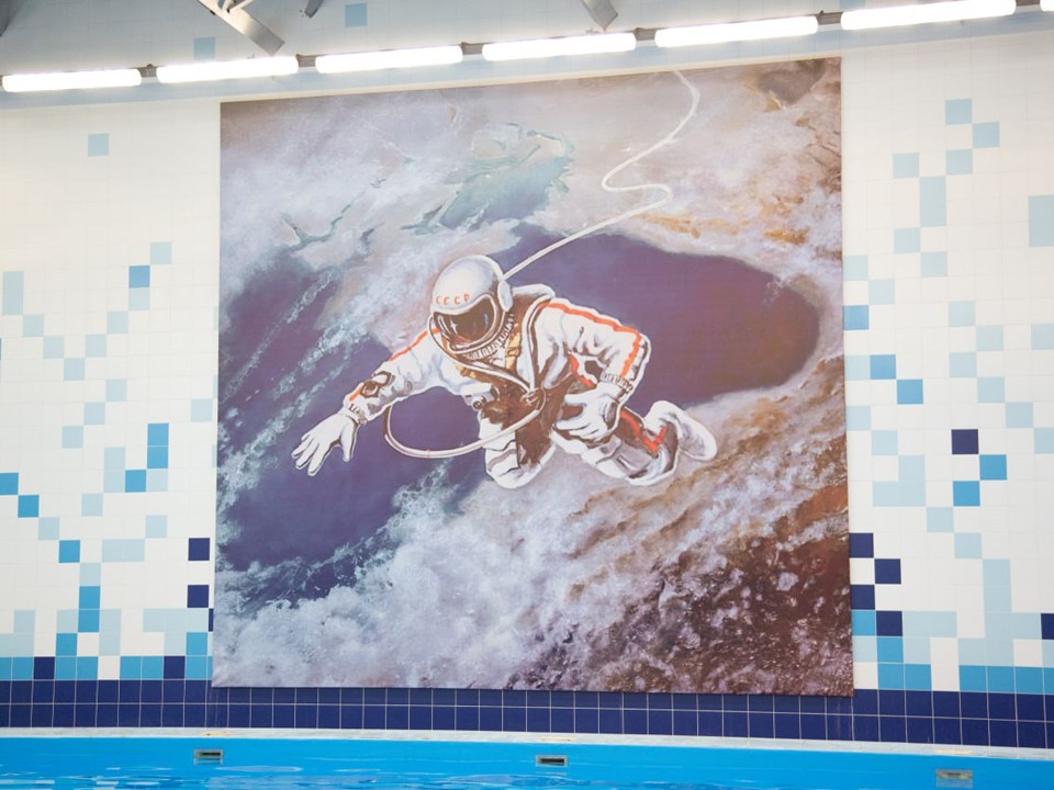 Школьный бассейн в Звездном городке теперь напоминает о первом выходе человека в космос