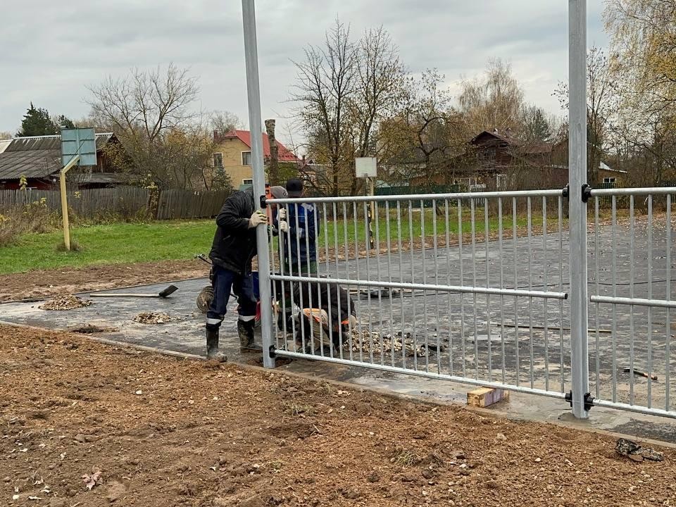 Работы по обустройству спортплощадки в микрорайоне Востряково завершат в течение недели