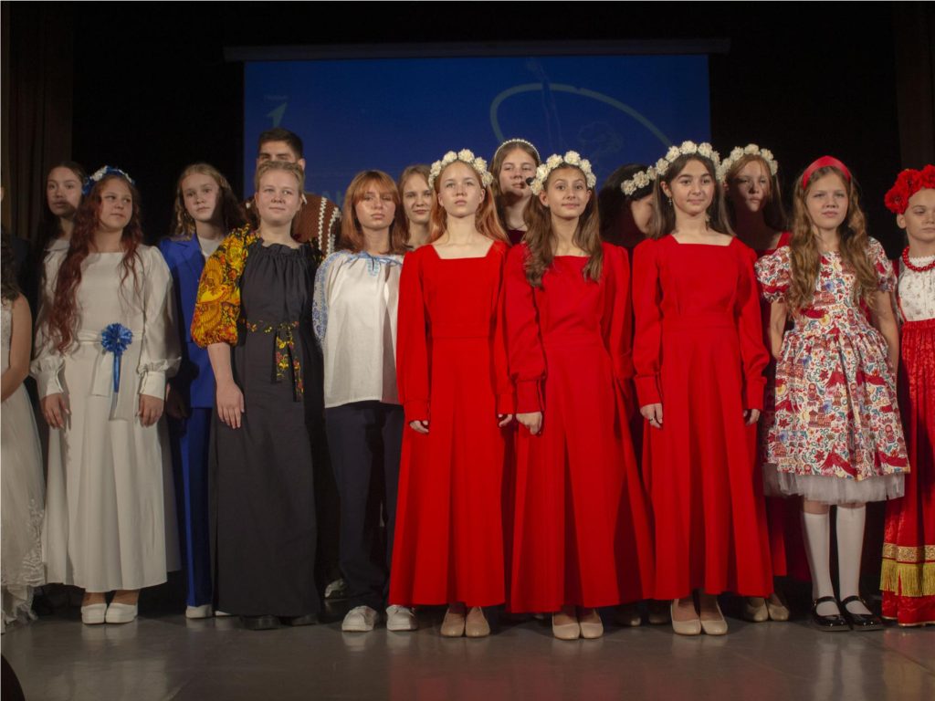 Дмитров собирает звезд: более 15 городов Подмосковья представили своих вокалистов и художников