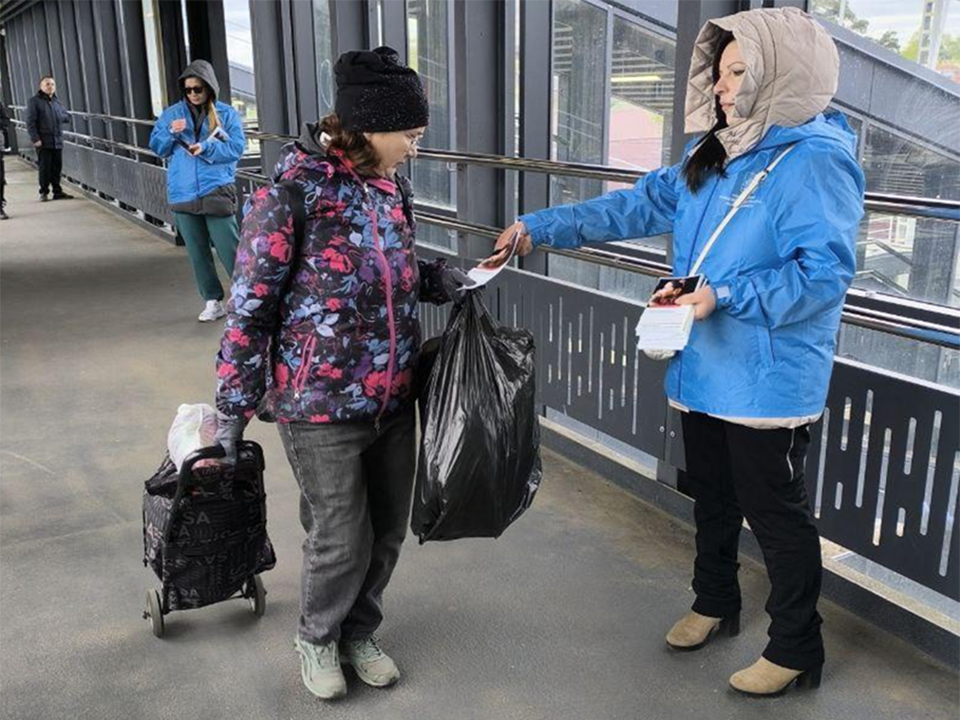 Пассажирам трех станций в Раменском округе раздали памятки о правилах на железной дороге