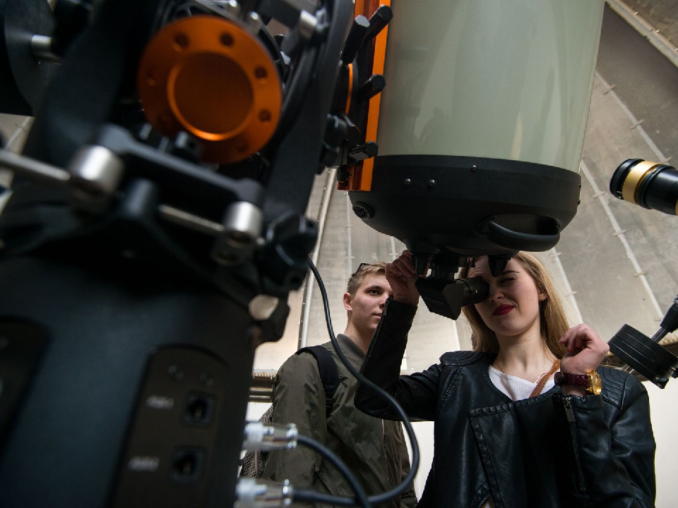 «Летящий гость из космоса»: как увидеть самую яркую комету осени в Подмосковье