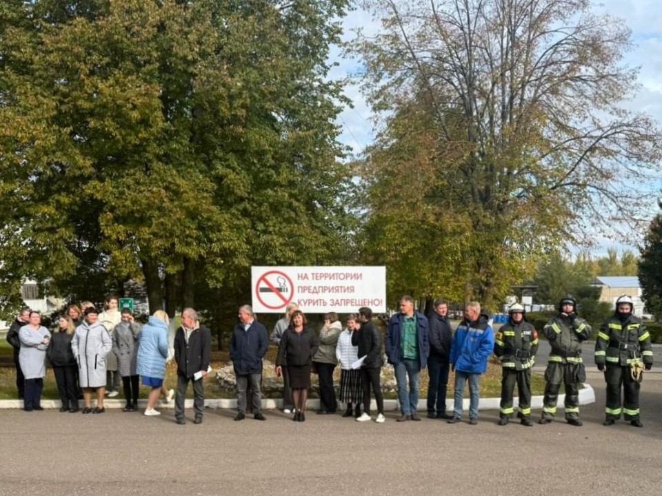 Пожарные провели учебную эвакуацию на картонажной фабрике