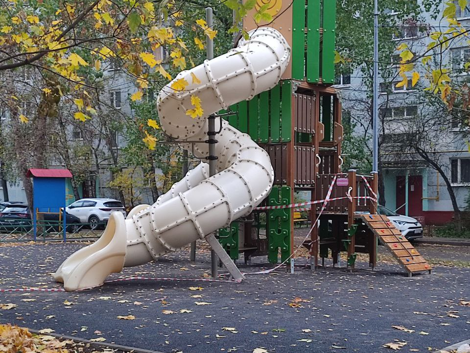 Во дворе дома по ул. Московской заменят резиновое покрытие на детской площадке