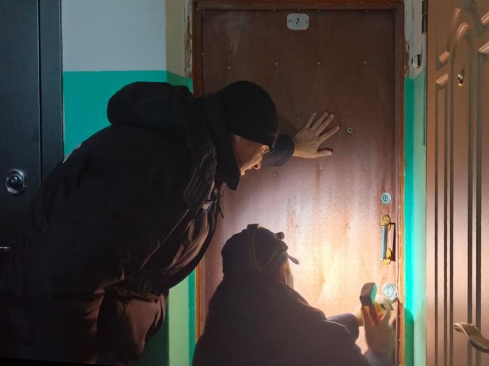 Спасатели вскрыли дверь в квартиру обездвиженной пенсионерки в Сергиевом Посаде