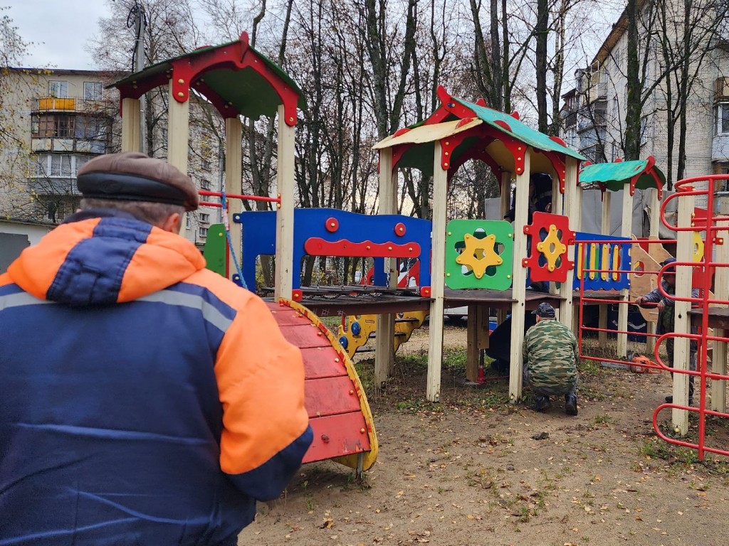 Детская площадка на Босова стала ярче и безопаснее