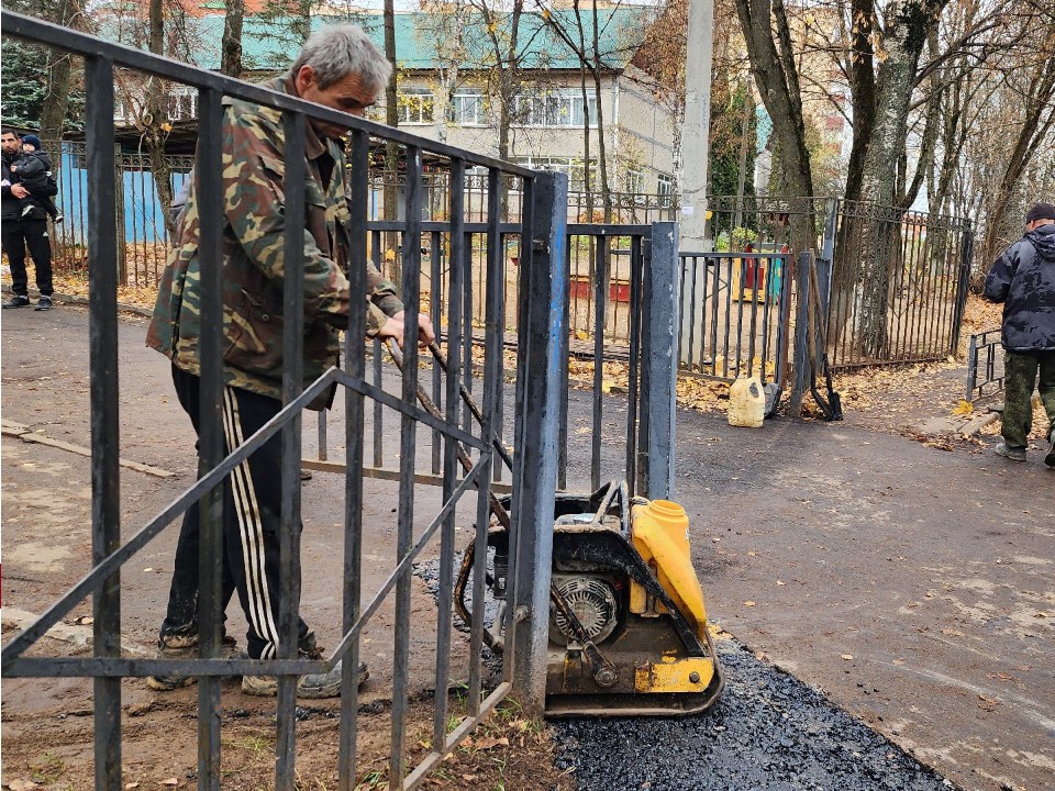 Тротуар у Истринского лицея обновили за час
