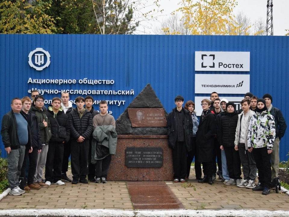 От учебников — к станкам: студенты Реутова заглянули за турникеты старейшего оборонного завода
