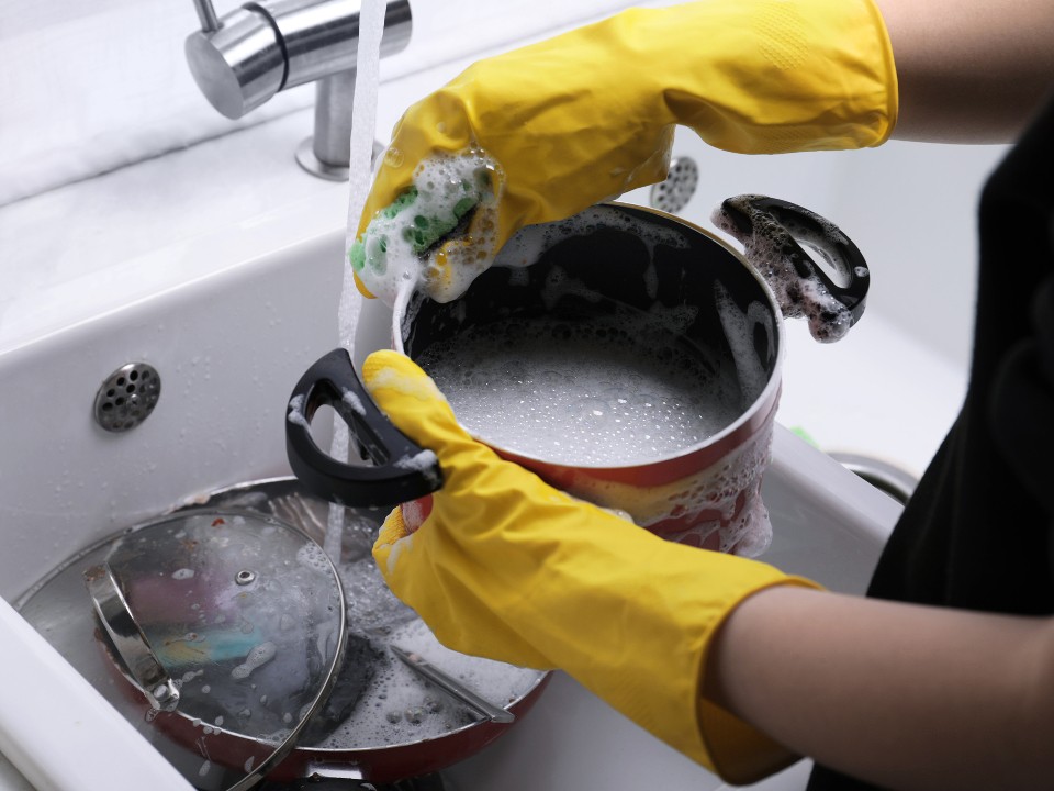 Действует как бомба: сантехник из Фрязина объяснил, почему нельзя сливать жир в канализацию