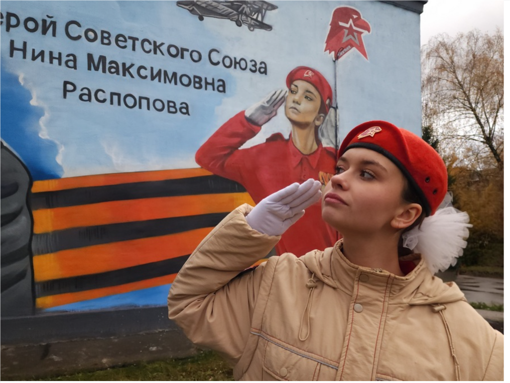 Художник изобразил юнармейца Екатерину Королеву на мурале вместе с Ниной Распоповой