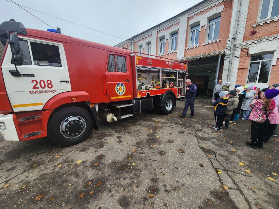 Когда учитель — в каске: волоколамские дети узнали, каково это — быть героем