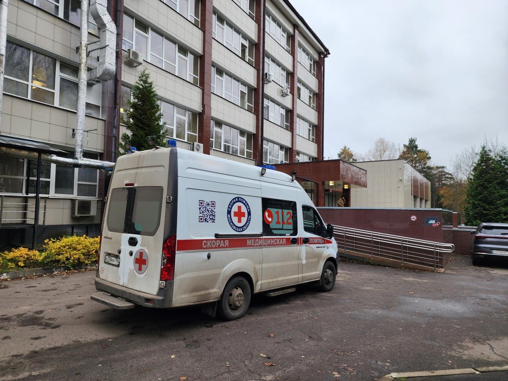 Подростки во время съемок ролика выпали из окна многоэтажки и теперь вынуждены долго лечиться