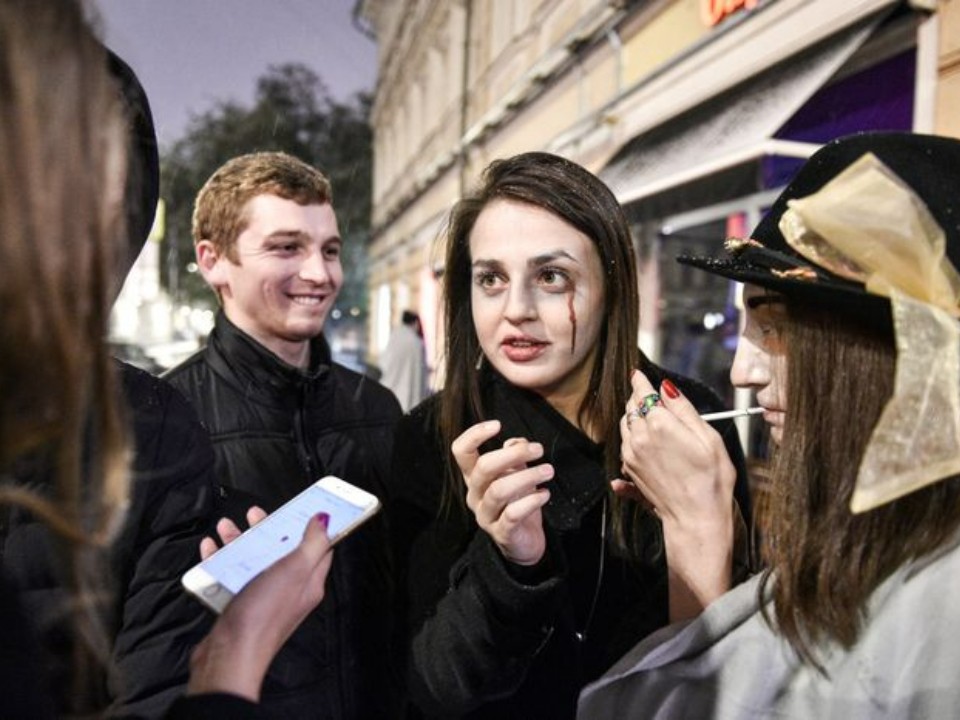 Лучше свечку поставить, чем черта изображать: Хеллоуин призвали запретить для молодежи