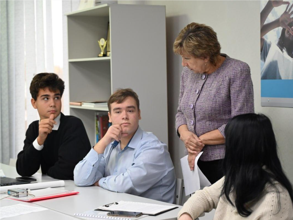 Школьники Серпухова изобрели умную трость и «умный воздух» для людей с ОВЗ