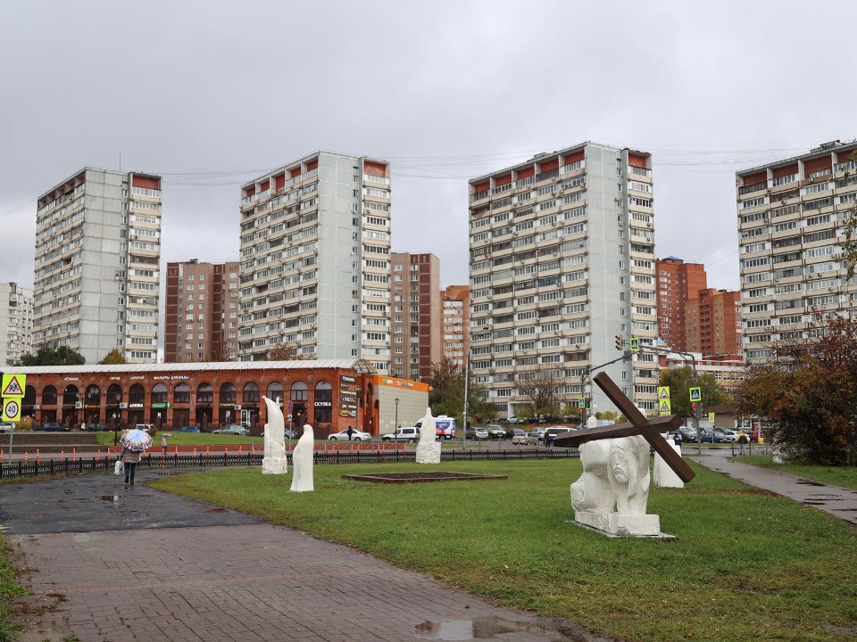 Площадь Дмитрия Донского в Дзержинском стала безопаснее после ремонта