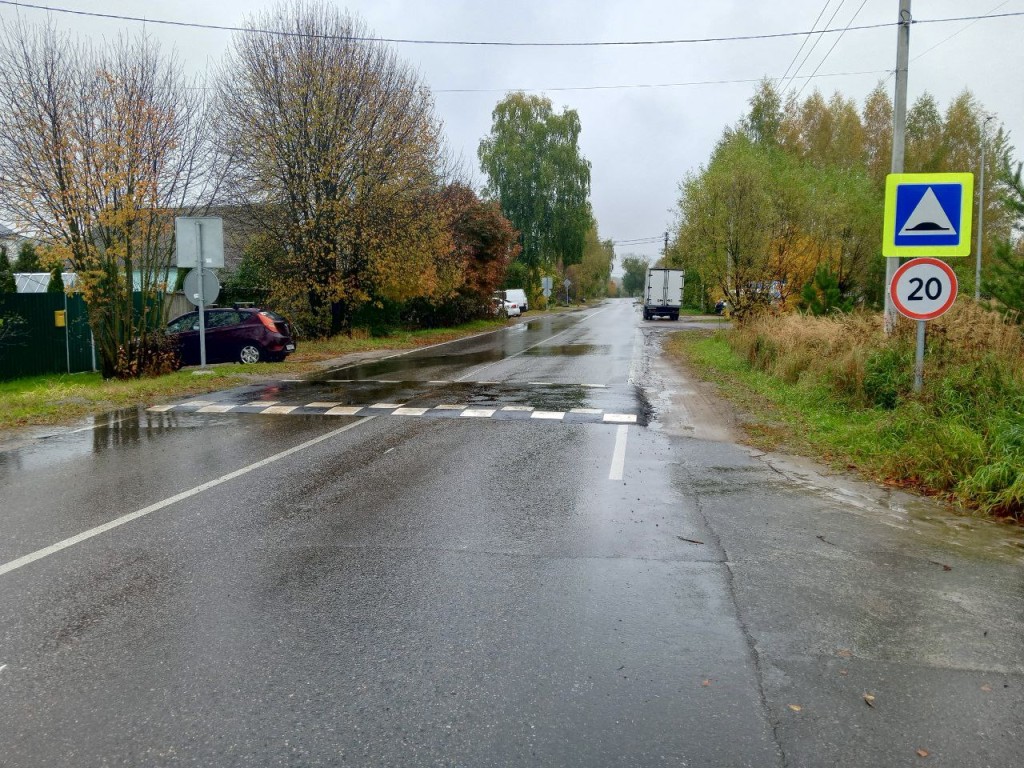 «Лежачий полицейский» установили на улице Радио