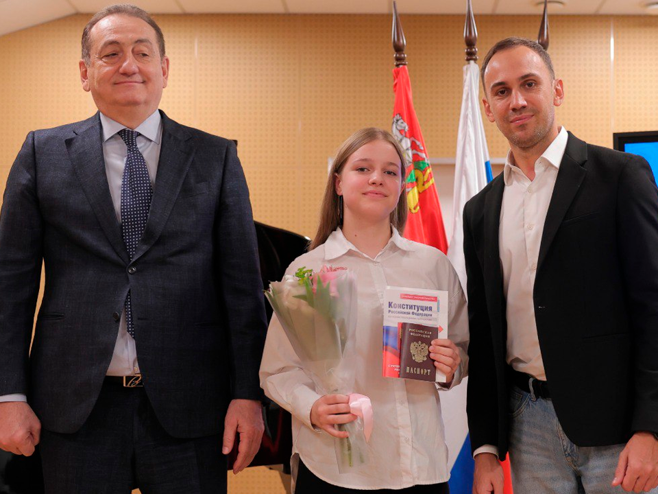 Первые паспорта вручили подросткам в музыкальной школе