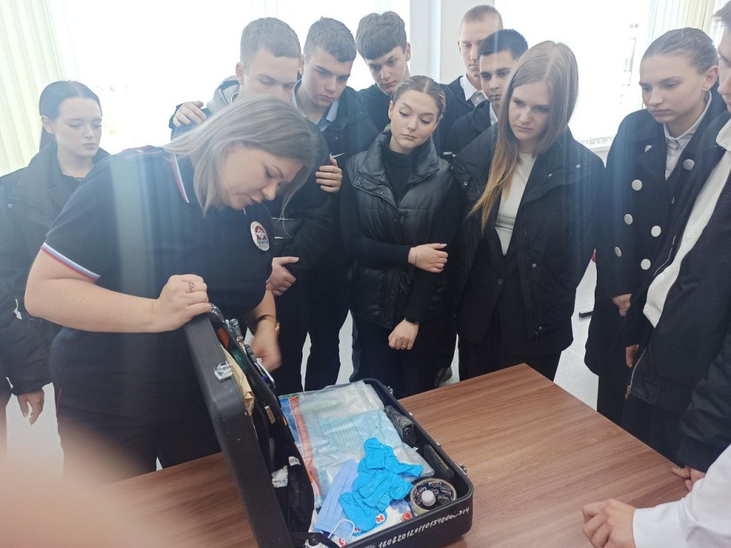 Полицейские Солнечногорска научили студентов снимать отпечатки пальцев с предметов