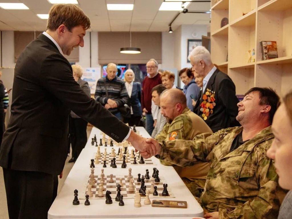 В Одинцове прошел сеанс одновременной игры с Сергеем Карякиным в новом шахматном клубе
