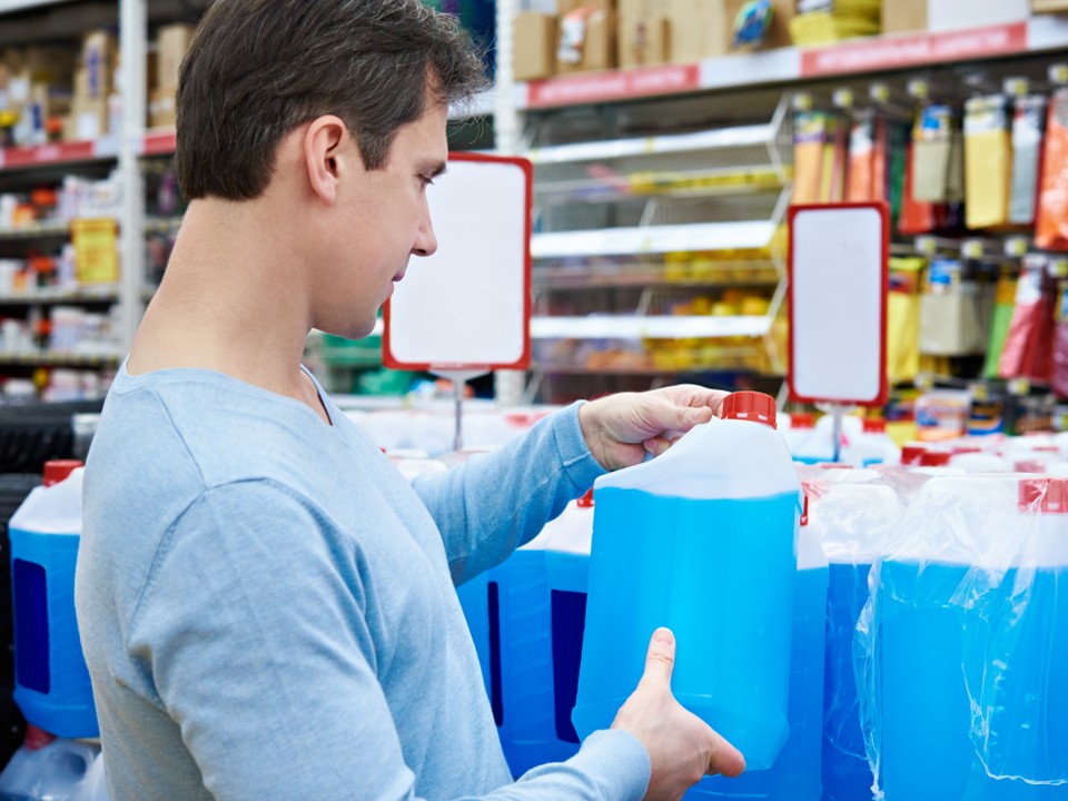 Как выбрать безопасную «незамерзайку»: советы подольского автомеханика