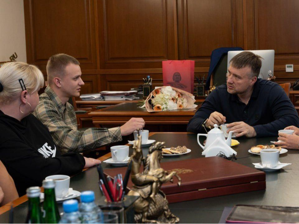 «Не могу оставить там людей»: Герой России Андрей Родионов встретился с главой Серпухова