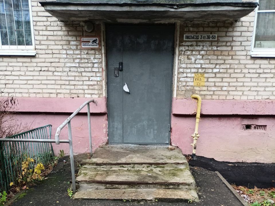 Входную дверь в подъезде перекрасили в Пушкино после жалобы жителей