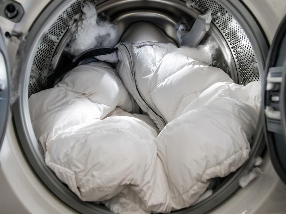 Специалист объяснил, как постирать пуховик дома, чтобы не покупать новый