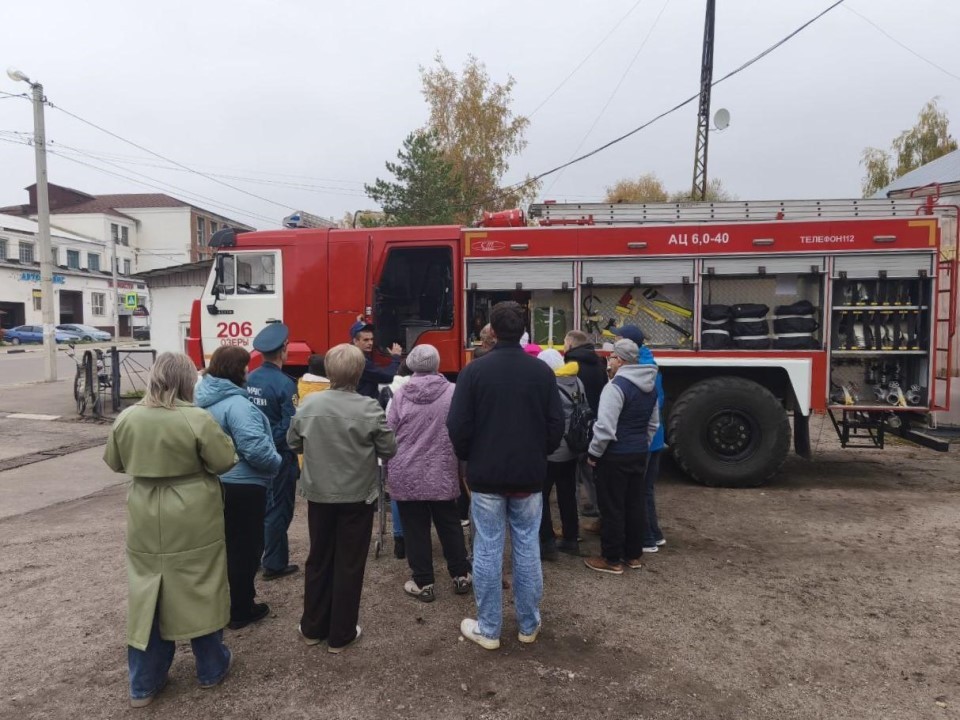 Жители Озер познакомились с работой пожарных и обучились правилам безопасности