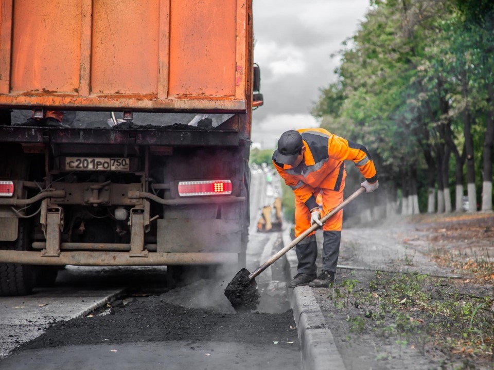 Дорожные «раны» заживают: в Коломне за неделю залатали 40 ям. Какие технологии используют для долговечности покрытия?
