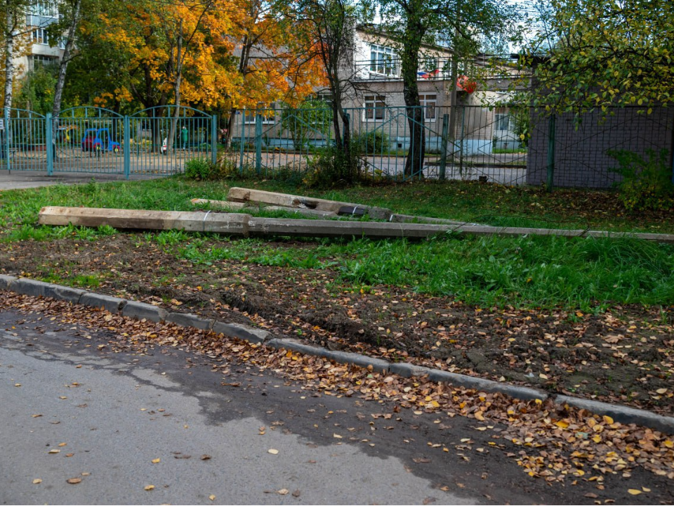 На улице Полевой уберут брошенные фонарные и подпорные столбы