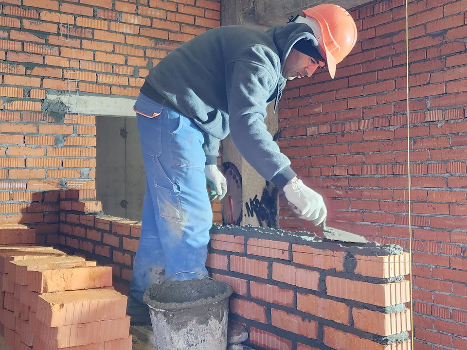 Строители лечебного корпуса под Чеховом завершили кровлю и возводят перегородки