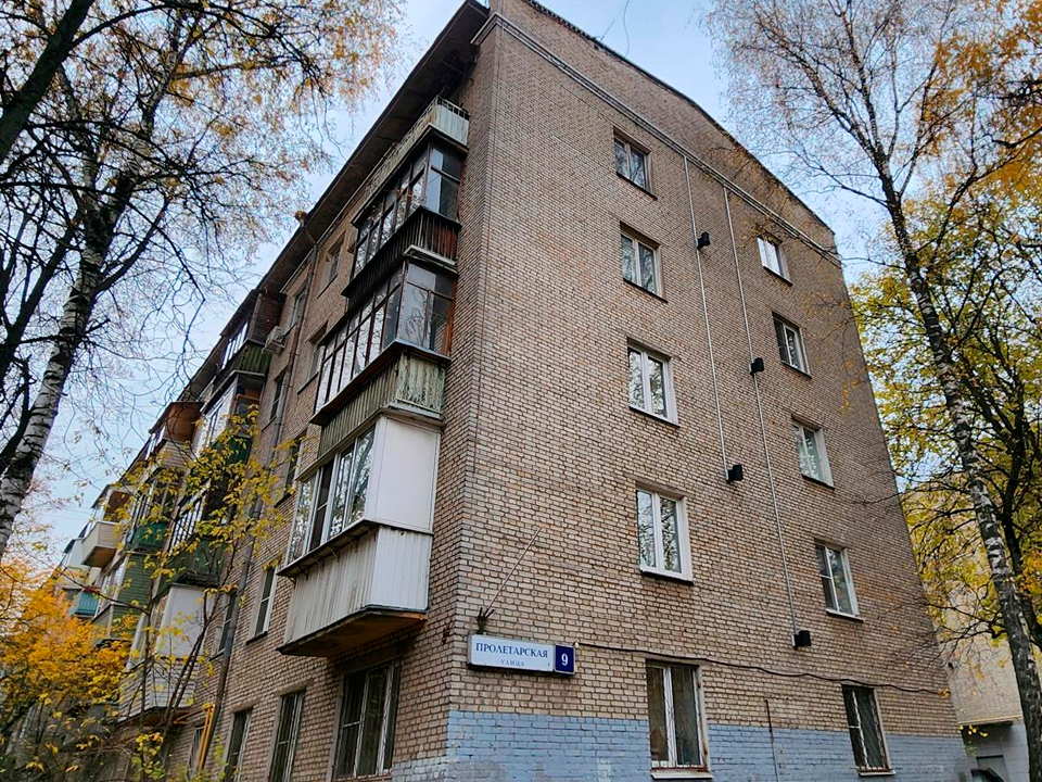 В подъездах дома на улице Пролетарской заменили окна и двери