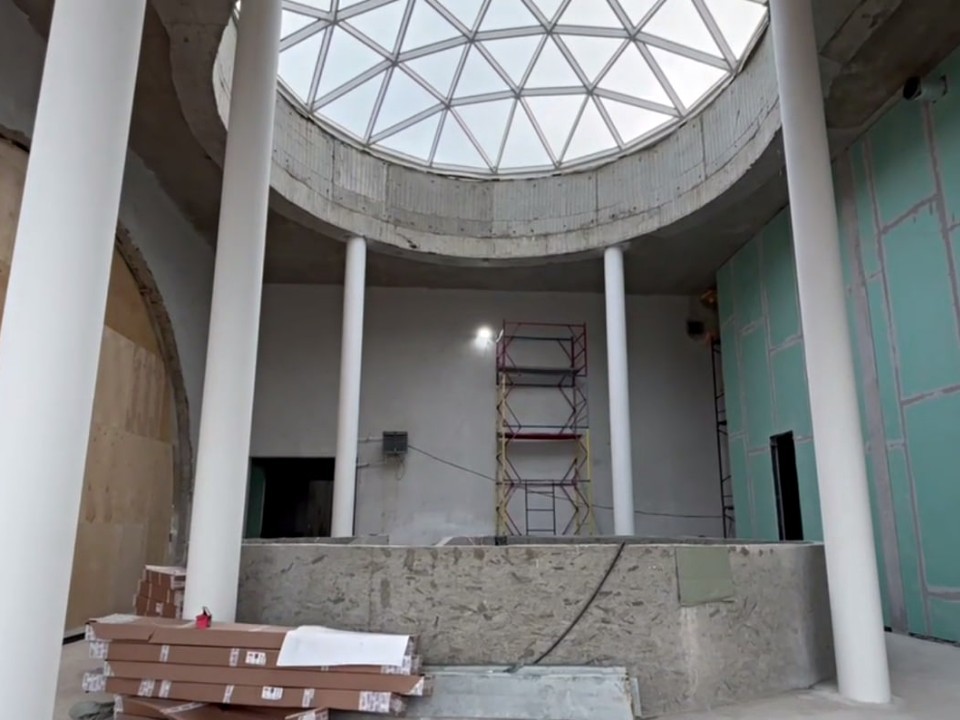 Дворец с обручальными кольцами на фасаде и парящей лестницей скоро примет первых гостей