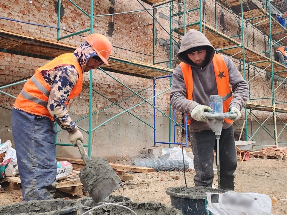 Фасад «Истока» обретает новую жизнь благодаря масштабному ремонту в Серпухове