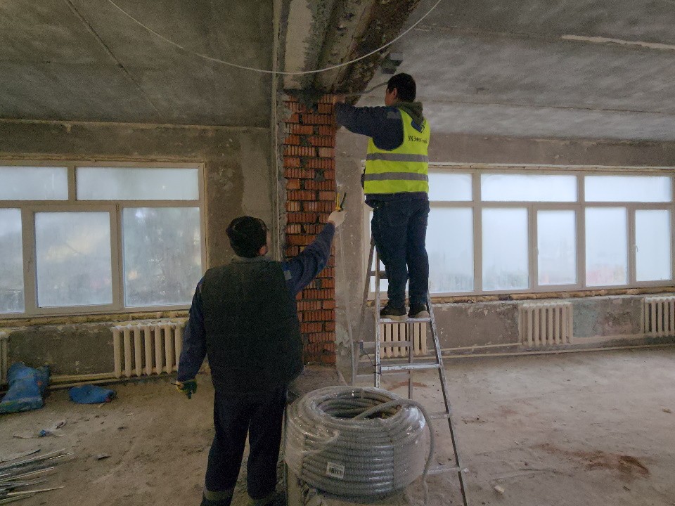 В детском саду «Ласточка» строители монтируют новую электропроводку