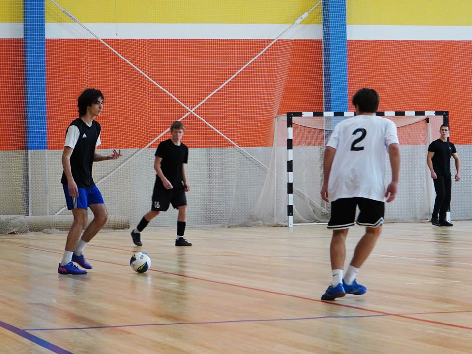 В Ступине развернулась битва школьных сборных по футзалу