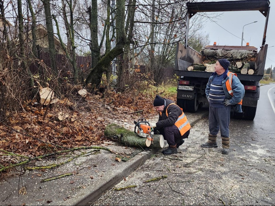 Волоколамские дорожники расчистили обочины в деревне Пагубино