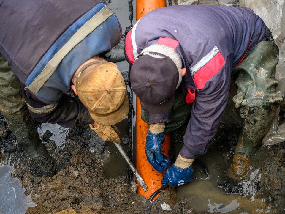 В Новощапово прочистили засор канализации в многоэтажке, который возник по вине жильцов