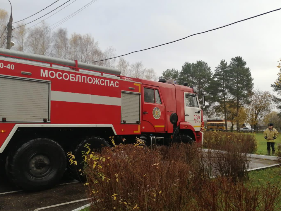 Дым, тревога и спасенный ученик: как в Вышегородской школе-интернате проверили готовность к настоящему пожару