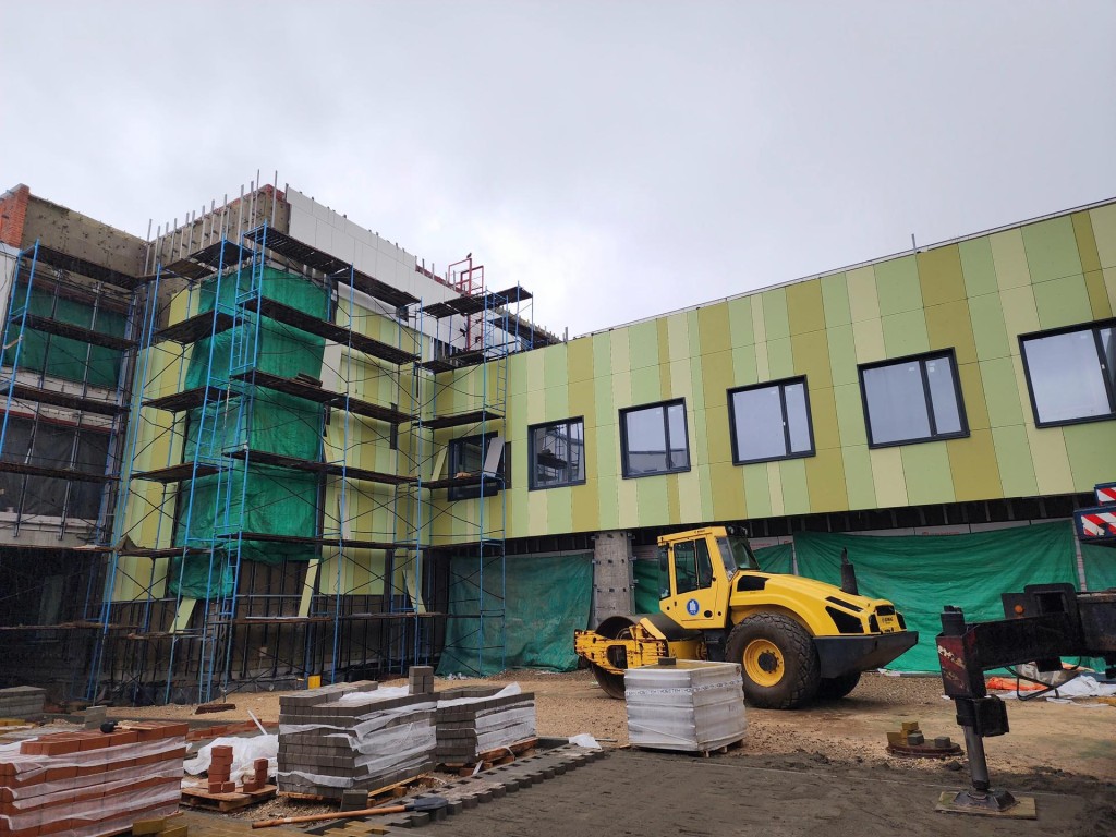 В новом корпусе гимназии №6 устанавливают розетки и пожарную сигнализацию