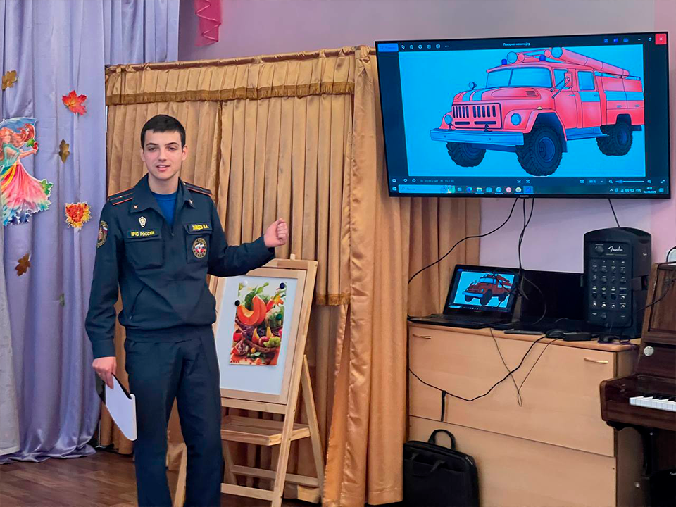 Сотрудники МЧС учат зарайских дошкольников правилам пожарной безопасности