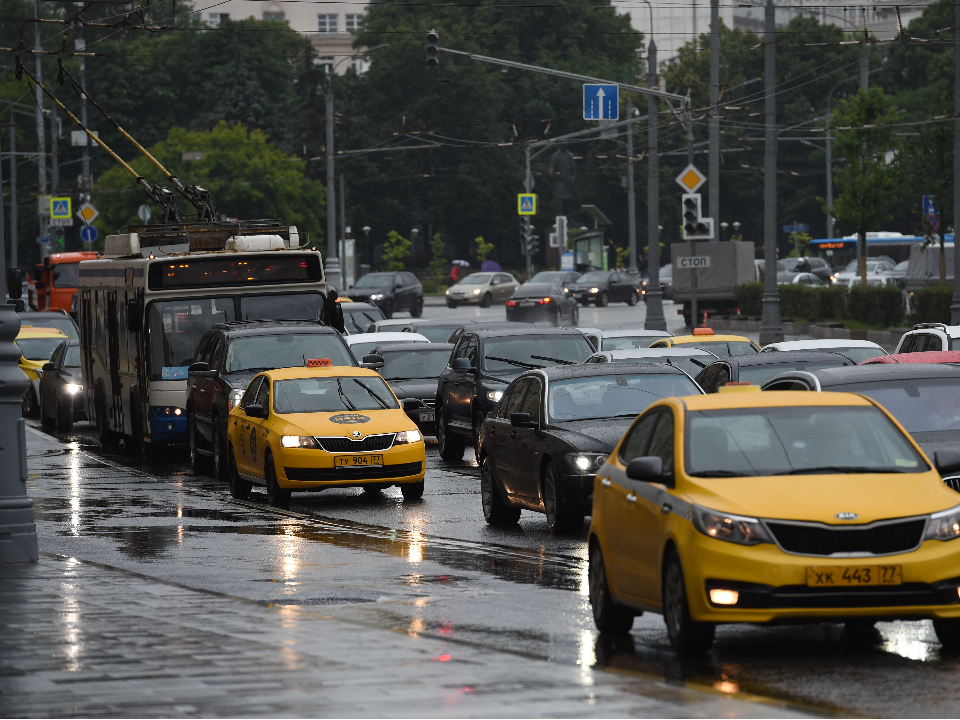Твердая пятерка подмосковным дорогам во вторник вечером: где сложнее всего проехать и как объехать заторы