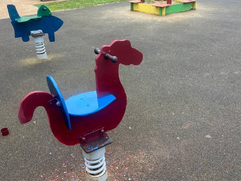 В Свердловском после обращения жителей починили детскую лошадку-качалку