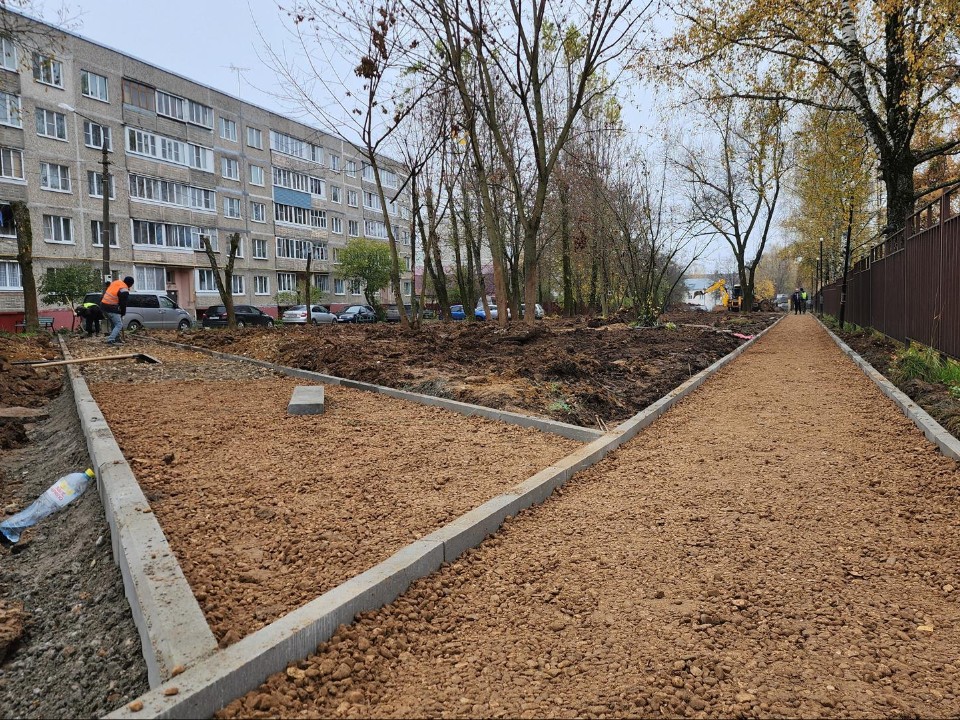 Коммунальщики восстанавливают тротуары в районе гимназии №1