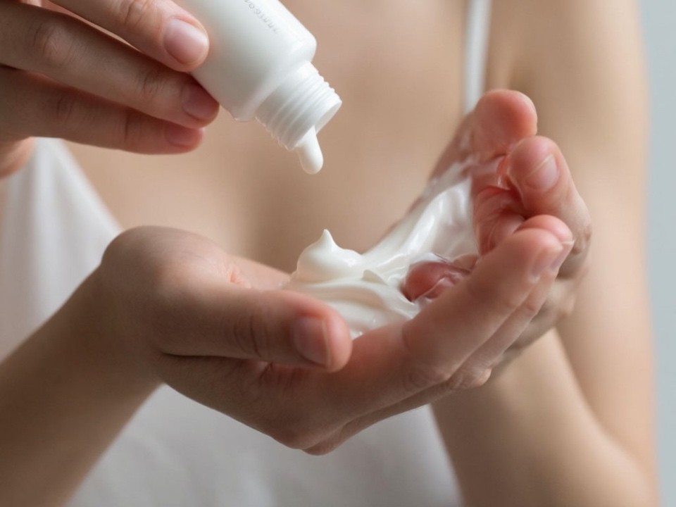 Что делают неправильно почти все женщины: кожа станет гладкой и увлажненной, если наносить крем именно так